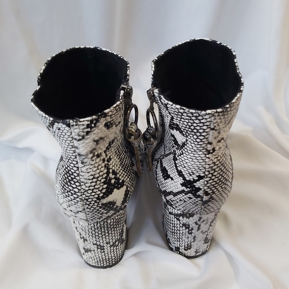 SNAKE PRINT ANKLE BOOT S:9 - Picture 4 of 7
